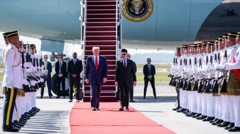 মালয়েশিয়ায় পৌঁছেছেন মার্কিন প্রেসিডেন্ট ট্রাম্প: থাইল্যান্ড-কম্বোডিয়ার শান্তিচুক্তি সইয়ে মধ্যস্থতা