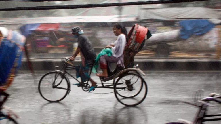 ঢাকায় তাপমাত্রা সামান্য কমতে পারে, হালকা বৃষ্টির সম্ভাবনা
