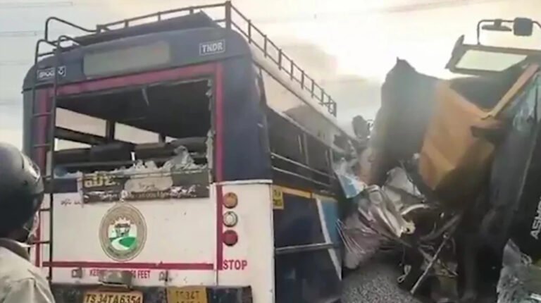 ভারতের তেলেঙ্গানায় ভয়াবহ সড়ক দুর্ঘটনায় নিহত ১৯, দুই দিনে প্রাণ গেল ৪০ জনের