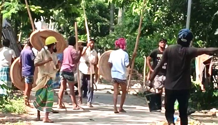 শরীয়তপুরে মসজিদ নির্মাণকে কেন্দ্র করে ককটেল বিস্ফোরণসহ সংঘর্ষ, অন্তত ১০ আহত