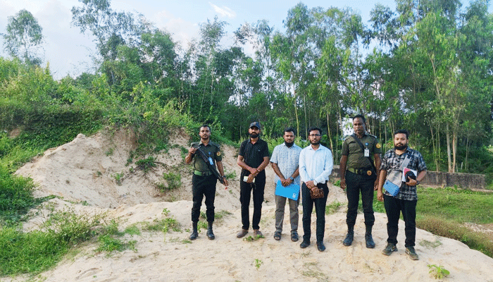 বাঁশখালীর পাহাড়ি ছড়া থেকে অবৈধ বালু উত্তোলন: এক ব্যক্তিকে ৭ লাখ টাকা জরিমানা