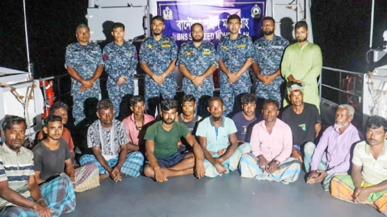 বঙ্গোপসাগরে বিকল ট্রলারসহ ১৩ জেলেকে উদ্ধার করলো নৌবাহিনী