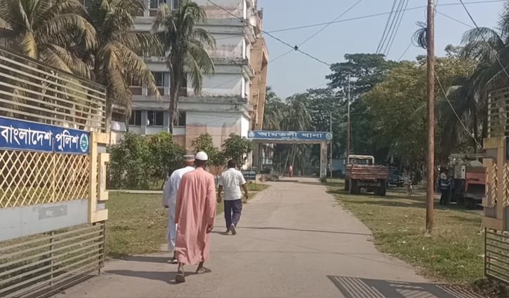 বরগুনার আমতলীতে দুই দফায় সংঘবদ্ধ ধর্ষণ ও ভিডিও ধারণের অভিযোগে ৩ ভাইয়ের বিরুদ্ধে মামলা