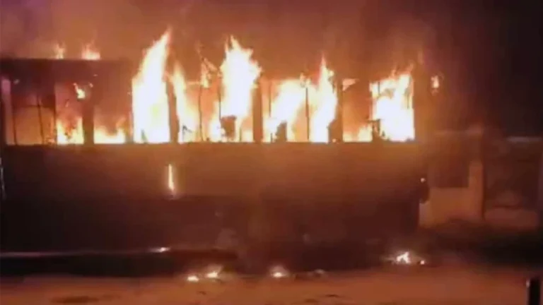 হাজারীবাগে দাঁড়িয়ে থাকা বাসে আগুন