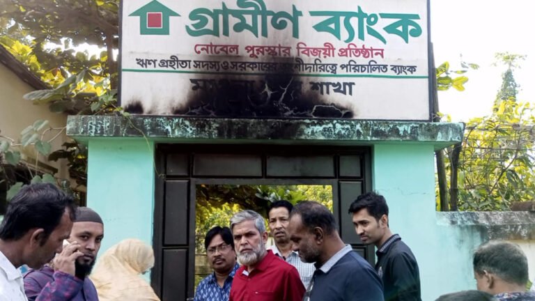 গাজীপুরে গ্রামীণ ব্যাংকের শাখা অফিসে পেট্রোল বোমার বিস্ফোরণ