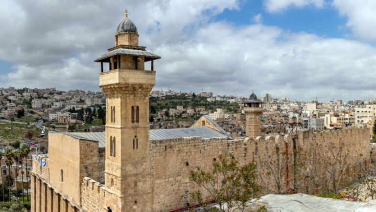 ফিলিস্তিনের হেবরনে ইব্রাহিমি মসজিদ মুসলিমদের জন্য বন্ধ, পুরোনো শহরে কারফিউ জারি করলো ইসরায়েল