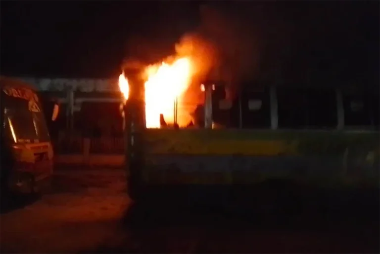 সাভারের রাজফুলবাড়িয়ায় পার্কিং করা বাসে আগুন