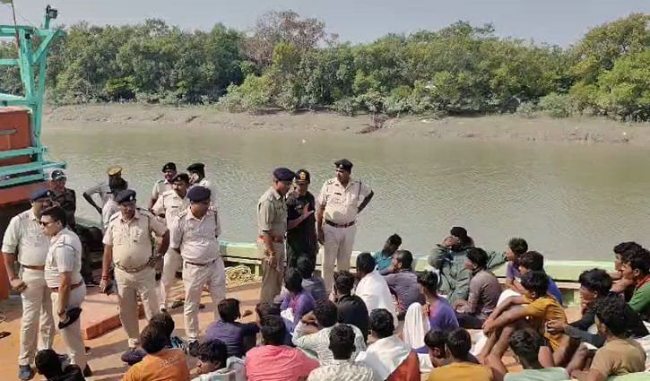 সুন্দরবনে ভারতীয় জলসীমায় ৩ দিনে ৩ ট্রলারসহ ৭৯ বাংলাদেশি জেলে আটক