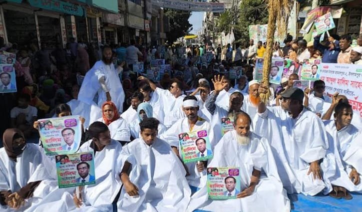 কাফনের কাপড় পরে সড়ক অবরোধ: জামালপুর-২ আসনে প্রার্থী পরিবর্তনের দাবিতে বিক্ষোভ