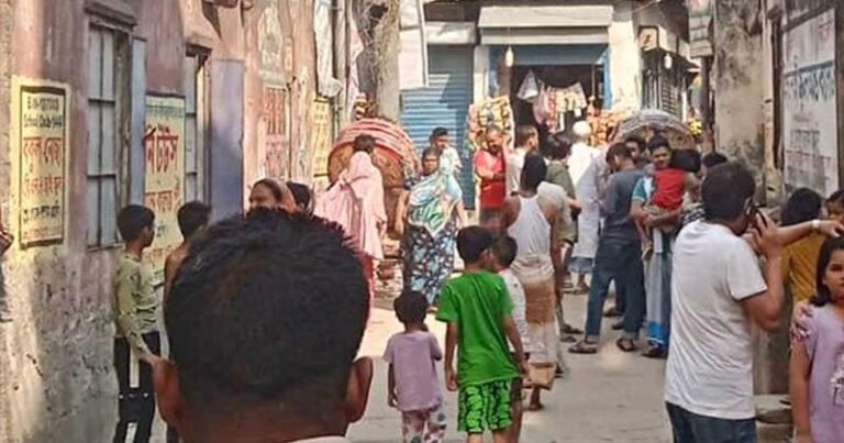 পুরান ঢাকার বংশালে ভূমিকম্পে ভবনের রেলিং ধসে ৩ পথচারীর মৃত্যু