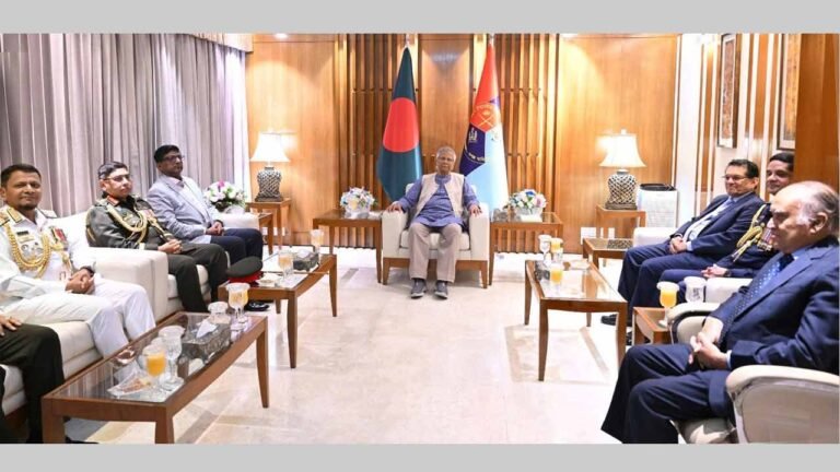 সশস্ত্র বাহিনী দিবস উপলক্ষে তিন বাহিনী প্রধানের সঙ্গে প্রধান উপদেষ্টা ইউনূসের সৌজন্য সাক্ষাৎ