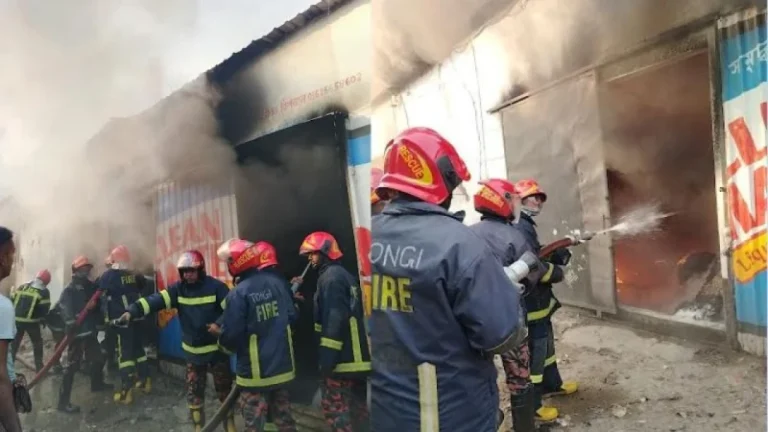 গাজীপুরে একদিনে তিন স্থানে অগ্নিকাণ্ড: ৭৫টি টিনশেড ঘর ও দুটি জুটের গুদাম পুড়ে ছাই