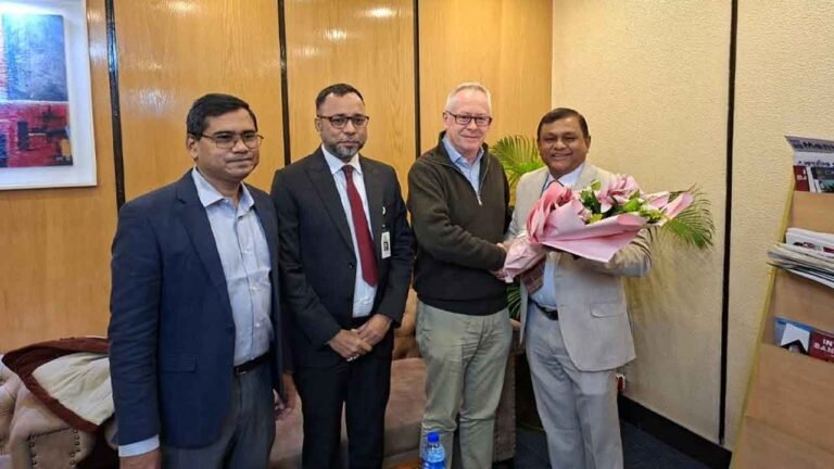 খালেদা জিয়ার চিকিৎসায় ঢাকায় পৌঁছালেন যুক্তরাজ্যের বিশেষজ্ঞ চিকিৎসক রিচার্ড বেলে