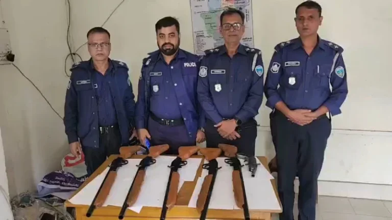 লক্ষ্মীপুরের চন্দ্রগঞ্জ কবরস্থান থেকে নতুন ৫টি রাইফেল ও ১টি এলজি উদ্ধার