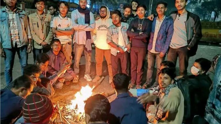 রাতেও শিক্ষা ভবনের সামনে ঢাকা সেন্ট্রাল ইউনিভার্সিটির শিক্ষার্থীদের অবস্থান