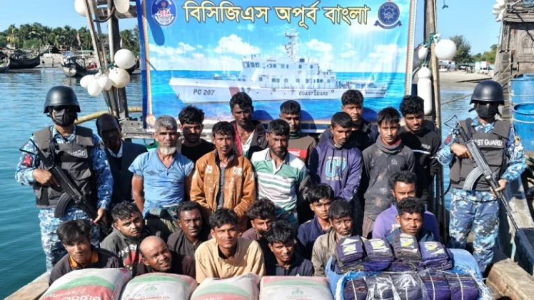 মিয়ানমারে পাচারকালে সিমেন্ট, চোরাই পণ্যবোঝাই বোটসহ আটক ২২