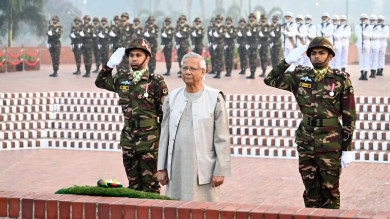 বিজয় দিবসে বীর শহীদদের প্রতি প্রধান উপদেষ্টার শ্রদ্ধা