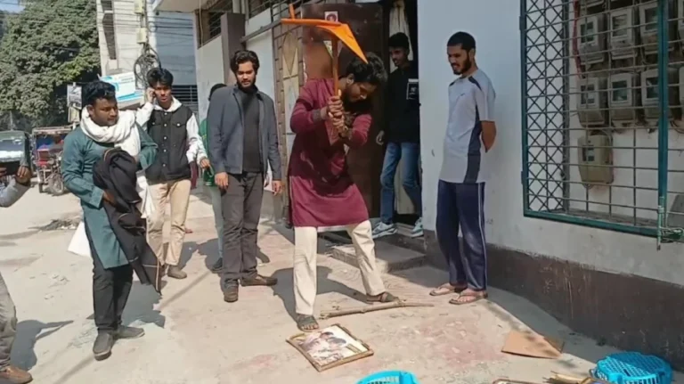 নওগাঁয় লাঙল দিয়ে ভাঙা হলো জাতীয় পার্টির অফিস