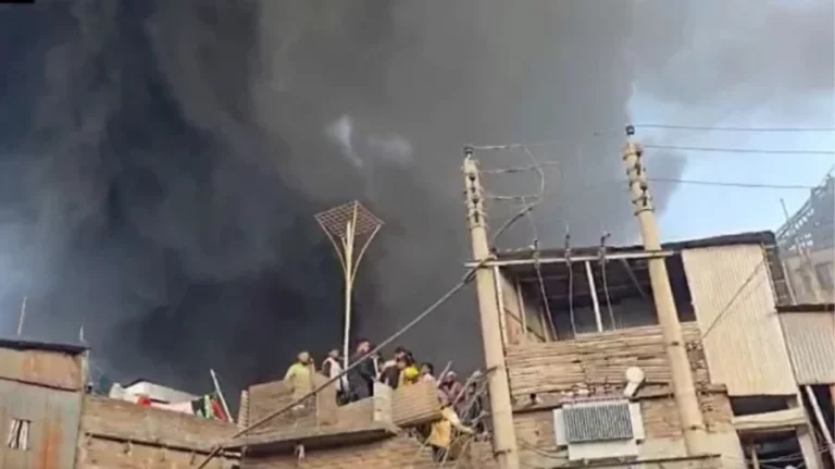 পুরান ঢাকার প্লাস্টিক কারখানার আগুন নিয়ন্ত্রণে