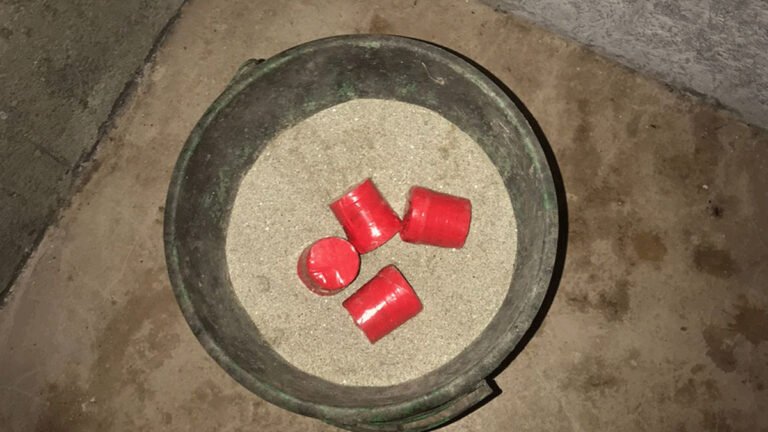 গোবিন্দগঞ্জে গ্রামীণ ব্যাংক শাখার সামনে ৪ ককটেলসদৃশ বস্তু উদ্ধার