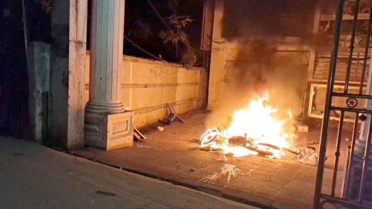 শরিফ ওসমান হাদির মৃত্যুর জেরে সাবেক শিক্ষামন্ত্রী নওফেলের বাসভবনে হামলা, ভাঙচুর ও অগ্নিসংযোগ