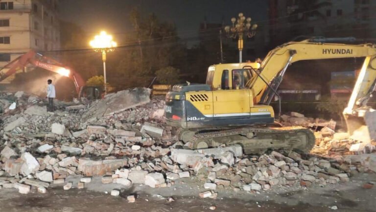 রাজশাহী আওয়ামী লীগ অফিস বুলডোজার দিয়ে গুঁড়িয়ে দিল বিক্ষোভকারীরা