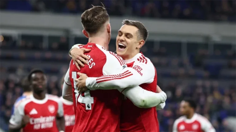 এভারটনকে হারিয়ে লিগ টেবিলের শীর্ষে আর্সেনাল