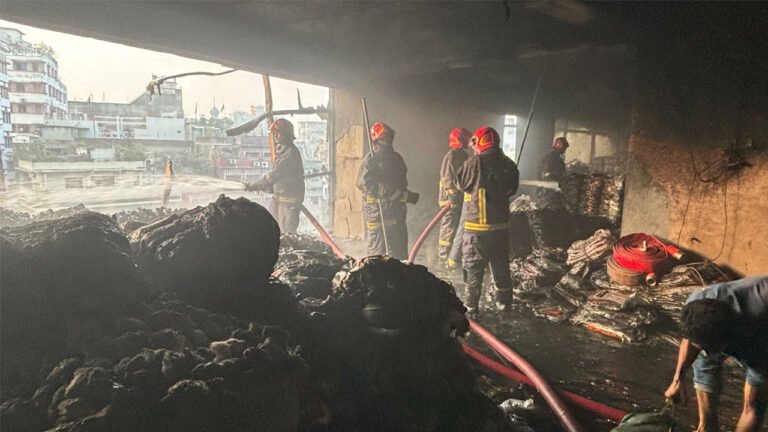 আরমানিটোলায় ১৪ তলা ভবনে অগ্নিকাণ্ড, আটকা পড়া ১৭ জন উদ্ধার