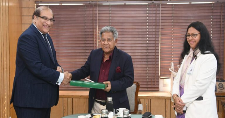 নৌপরিবহন উপদেষ্টার সঙ্গে পাকিস্তানের হাইকমিশনারের সৌজন্য সাক্ষাৎ