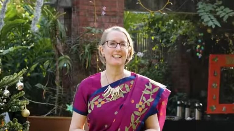 টাঙ্গাইলের শাড়ি পরে ঢাকায় বড়দিন উদযাপন ব্রিটিশ হাইকমিশনারের