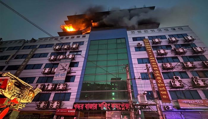 গুলিস্তানে বাণিজ্যিক ভবনের গোডাউনে আগুন, নিয়ন্ত্রণে ৯ ইউনিট