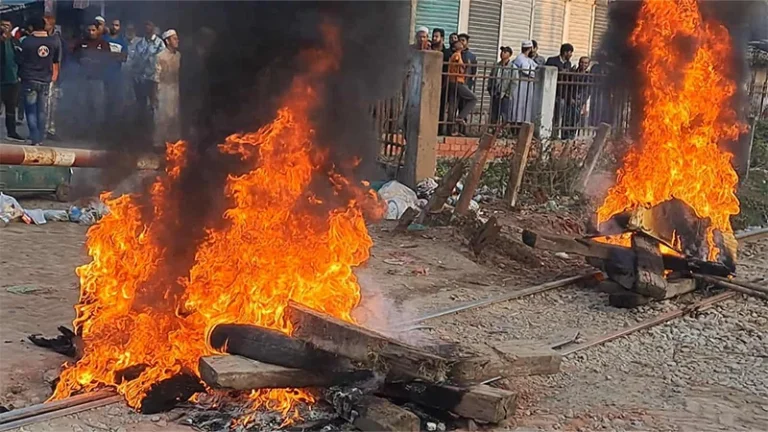 গফরগাঁওয়ে বিএনপির মনোনয়ন নিয়ে তুলকালাম: রেললাইনে আগুন, ট্রেন চলাচল বন্ধ