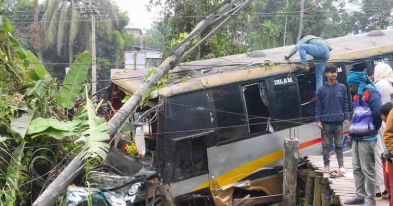 বরিশালের গৌরনদীতে যাত্রীবাহী বাস নিয়ন্ত্রণ হারিয়ে খাঁদে, আহত ৪