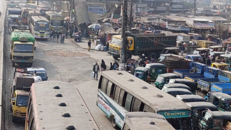 ঢাকা-চট্টগ্রাম মহাসড়কে ১৫ কিমি জুড়ে ভয়াবহ যানজট