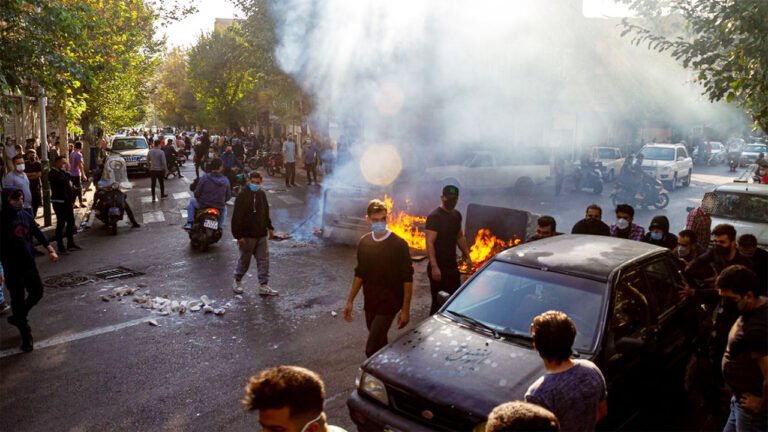 ইরানে বিক্ষোভে জড়িত ৩০ জন গ্রেপ্তার, সংঘর্ষে নিহত ৬