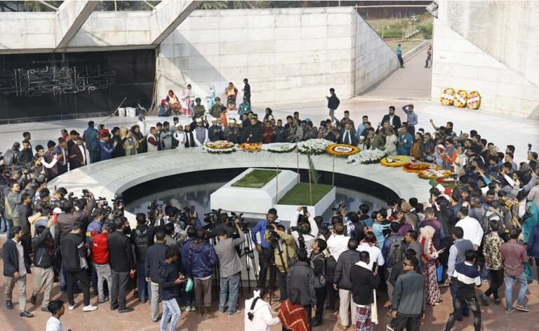 দাফনের তৃতীয় দিনেও খালেদা জিয়ার কবরে মানুষের ঢল