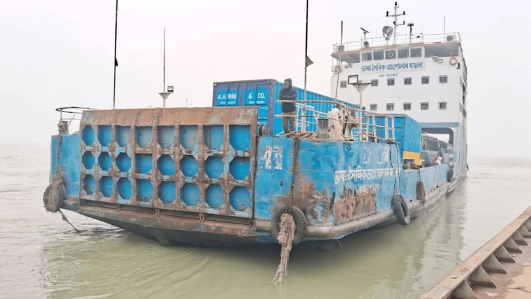 পৌনে ৭ ঘণ্টা পর দৌলতদিয়া-পাটুরিয়া রুটে ফেরি চলাচল স্বাভাবিক