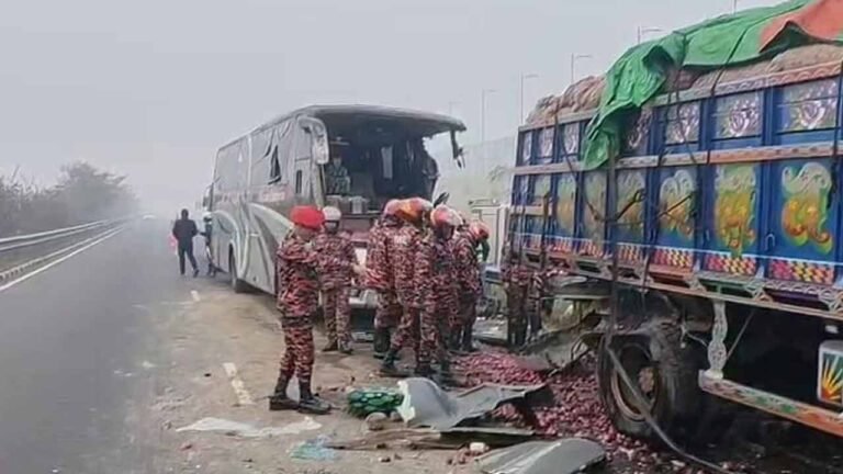 ঢাকা-মাওয়া এক্সপ্রেসওয়েতে বাস–ট্রাক সংঘর্ষে নিহত ১, আহত ১৫