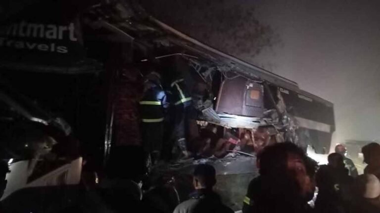 মিরসরাইয়ে দাঁড়িয়ে থাকা ট্রাকে বাসের ধাক্কা: নিহত ৩, আহত অন্তত ১৫