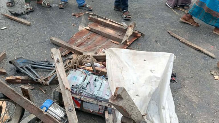 মাদারীপুরে কাভার্ডভ্যানের চাপায় ৩ ভ্যানযাত্রী নিহত