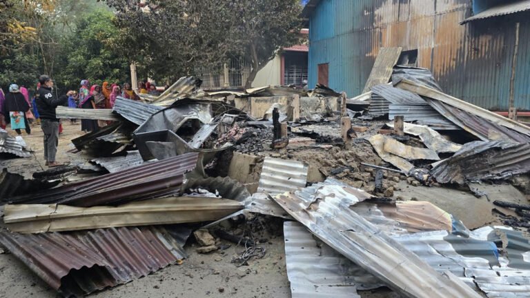 মাদারীপুরে জমি ও আধিপত্য নিয়ে সংঘর্ষ, অগ্নিসংযোগে ১৩ বসতঘর পুড়ে ছাই; গ্রেপ্তার ২