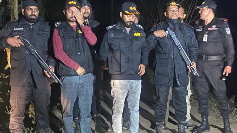 মুরাদনগরে হাইওয়ে পুলিশ ফাঁড়ি থেকে লুট হওয়া দুটি অস্ত্র উদ্ধার করেছে র‍্যাব