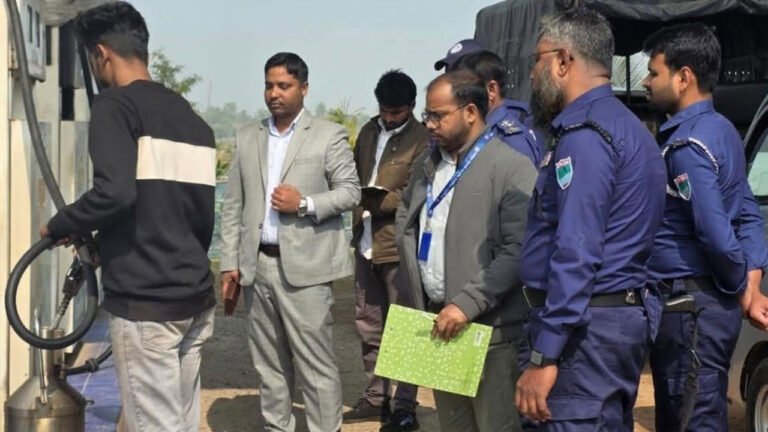 সাতক্ষীরায় তেল কম দেওয়ার অপরাধে দুই ফিলিং স্টেশনকে জরিমানা