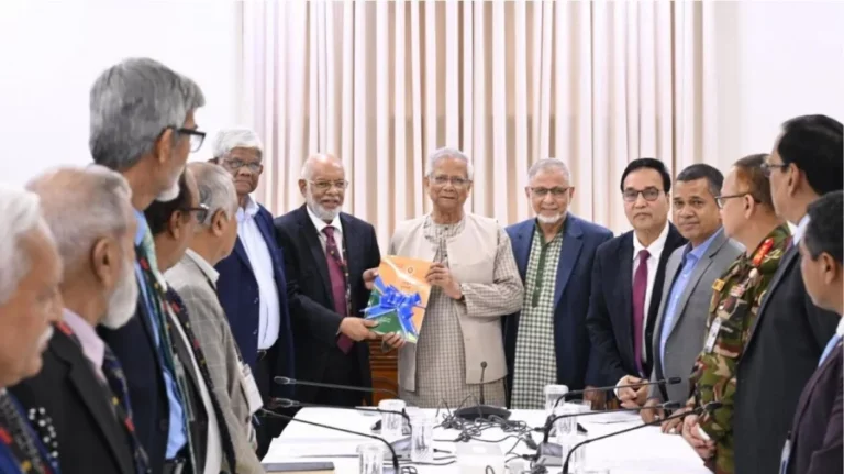 প্রধান উপদেষ্টার কাছে নবম জাতীয় বেতন কমিশনের প্রতিবেদন পেশ