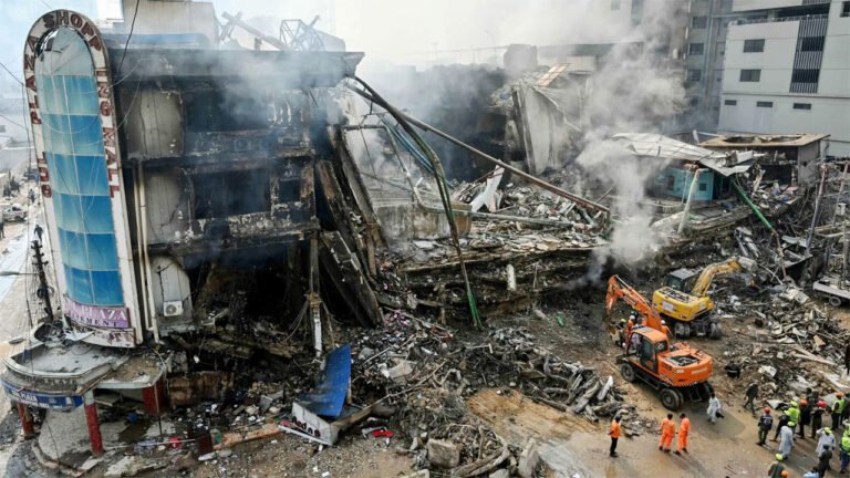 করাচির গুল প্লাজায় ভয়াবহ অগ্নিকাণ্ড: ৩০ জনের দগ্ধ মরদেহ উদ্ধার, মৃতের সংখ্যা ৬১