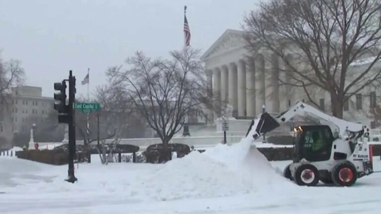 শীতকালীন ঝড়ে বিপর্যস্ত যুক্তরাষ্ট্র, বিদ্যুৎহীন ৮ লাখ বাসিন্দা