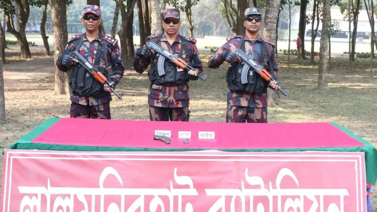 লালমনিরহাট সীমান্তে অভিযান, যুক্তরাষ্ট্রে তৈরি পিস্তল উদ্ধার