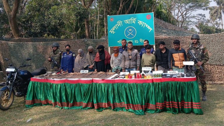 মুলাদীতে সেনাবাহিনীর অভিযানে আগ্নেয়াস্ত্র-দেশীয় অস্ত্র ও হাতবোমার উপকরণ উদ্ধার, নারীসহ গ্রেপ্তার ৮
