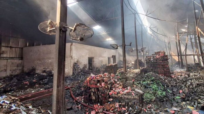 কলকাতার আনন্দপুরে জোড়া গুদামে ভয়াবহ আগুন: ২৭ মরদেহ উদ্ধার