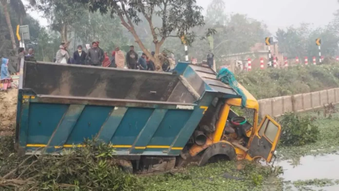 মহাদেবপুরে ডাম্প ট্রাকচাপায় নিহত ৫ 